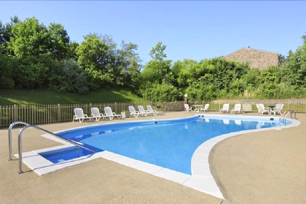 Ramada By Wyndham Columbus North Hotel Westerville Bagian luar foto