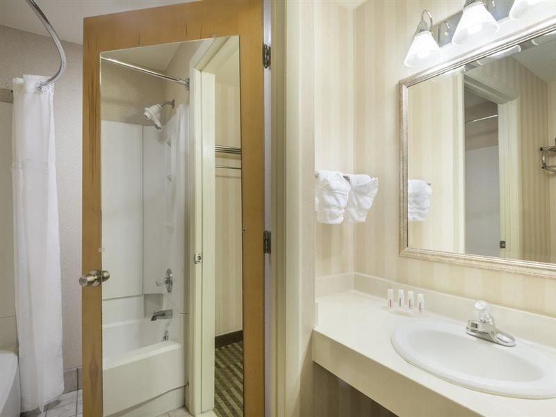 Ramada By Wyndham Columbus North Hotel Westerville Bagian luar foto