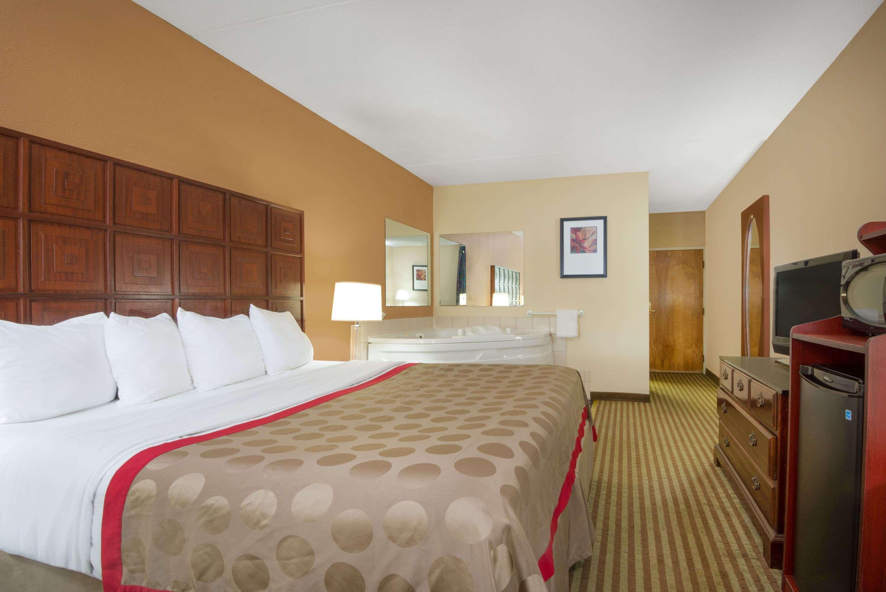 Ramada By Wyndham Columbus North Hotel Westerville Bagian luar foto