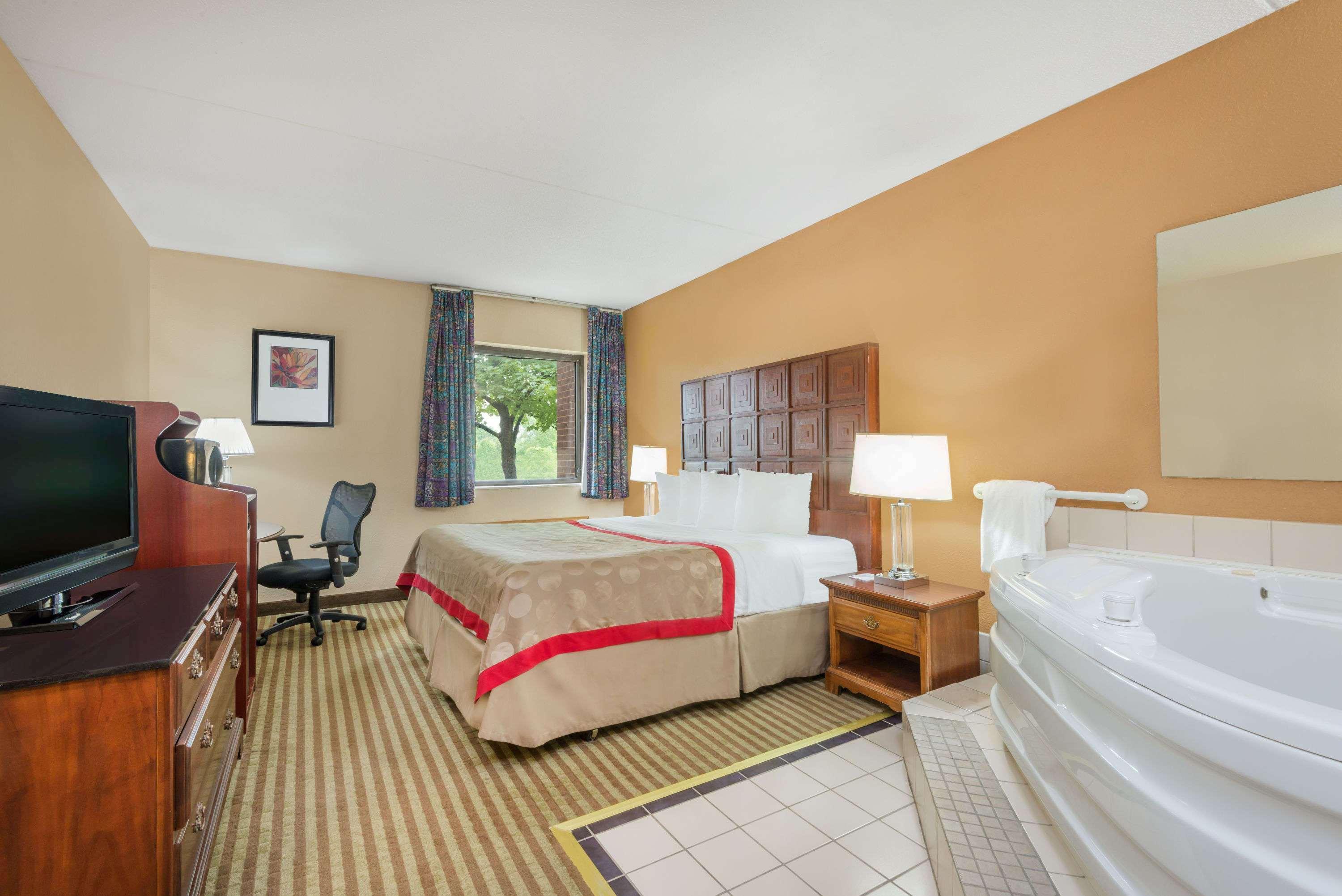 Ramada By Wyndham Columbus North Hotel Westerville Bagian luar foto