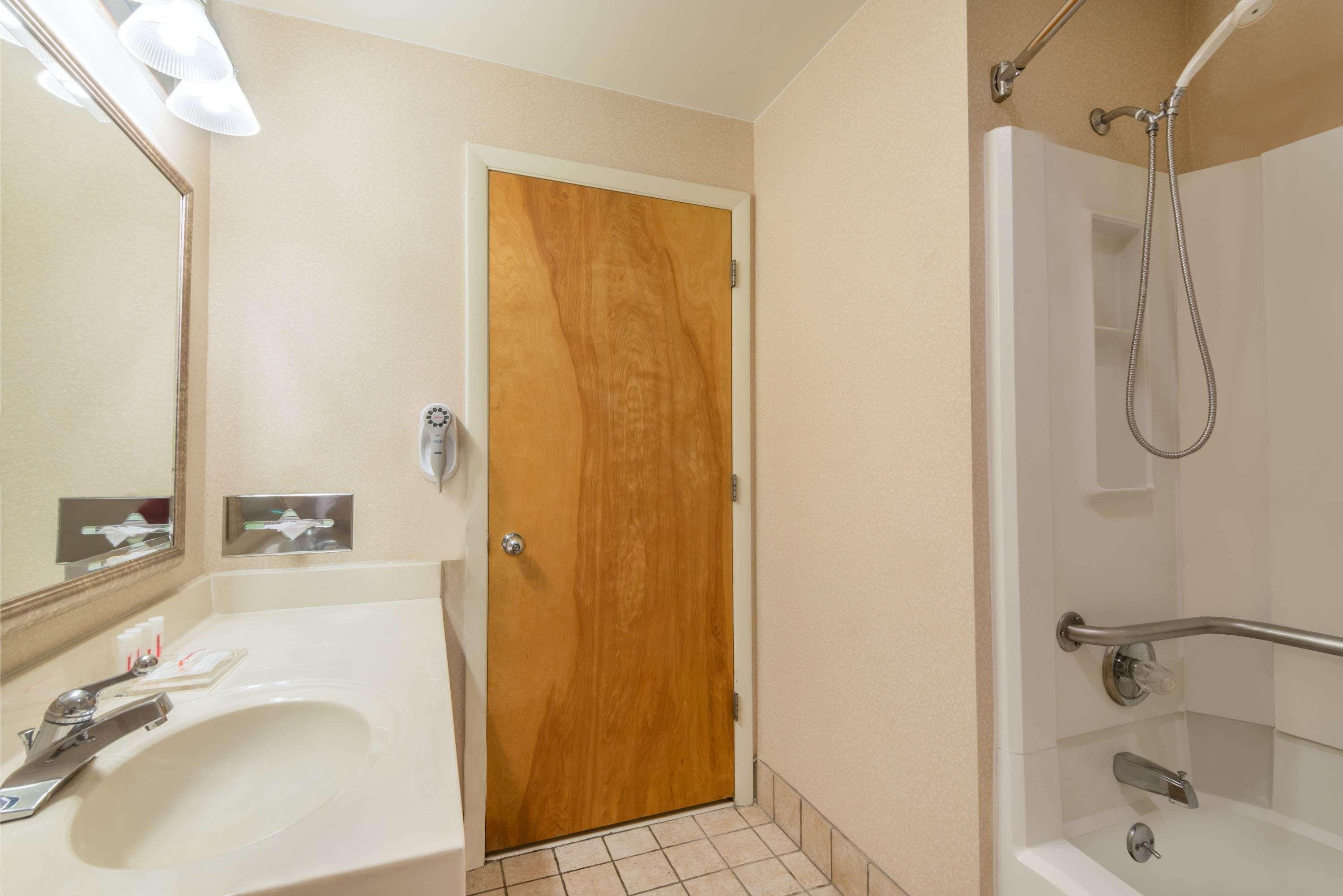 Ramada By Wyndham Columbus North Hotel Westerville Bagian luar foto