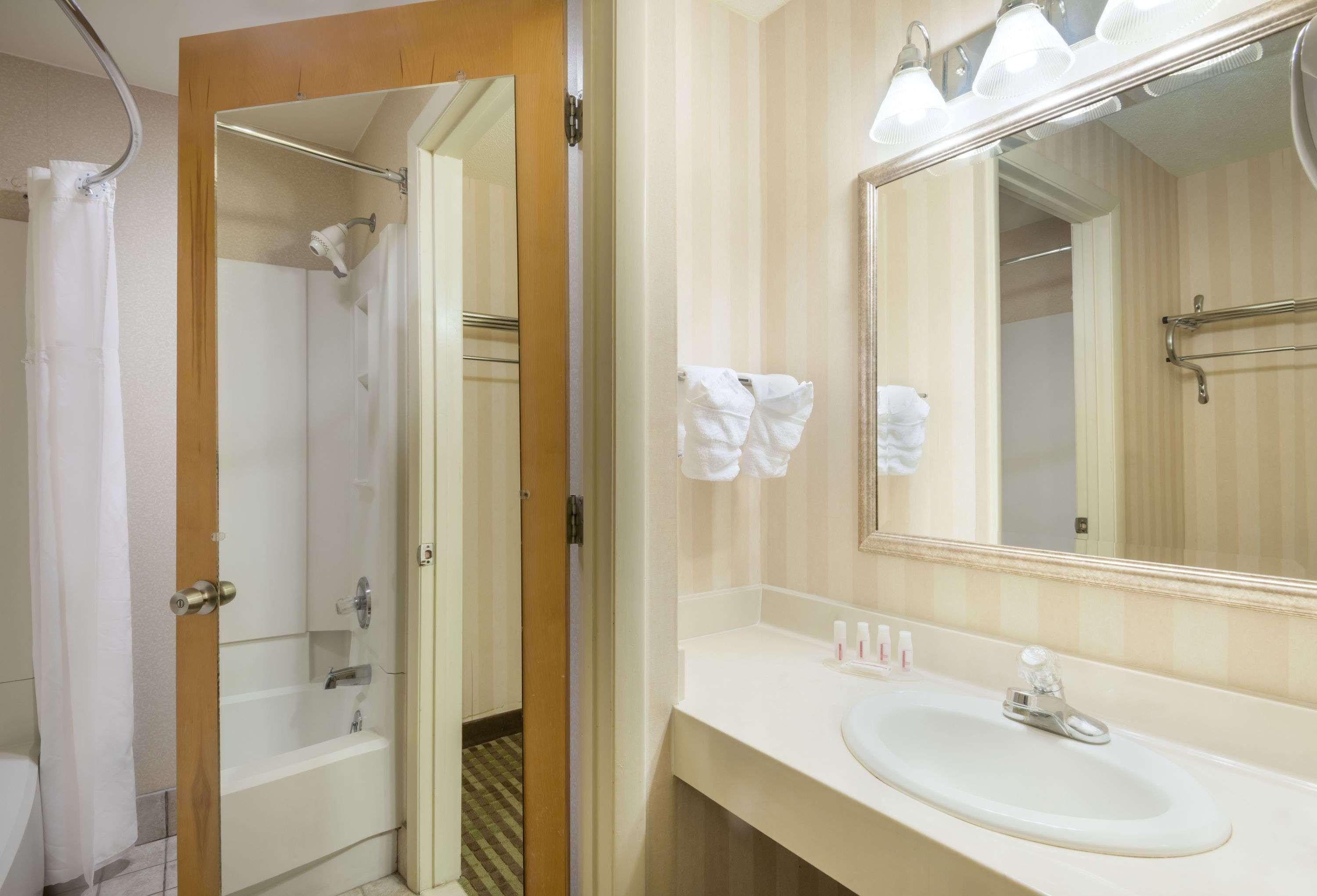 Ramada By Wyndham Columbus North Hotel Westerville Bagian luar foto