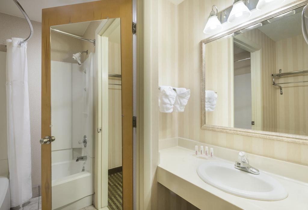 Ramada By Wyndham Columbus North Hotel Westerville Bagian luar foto